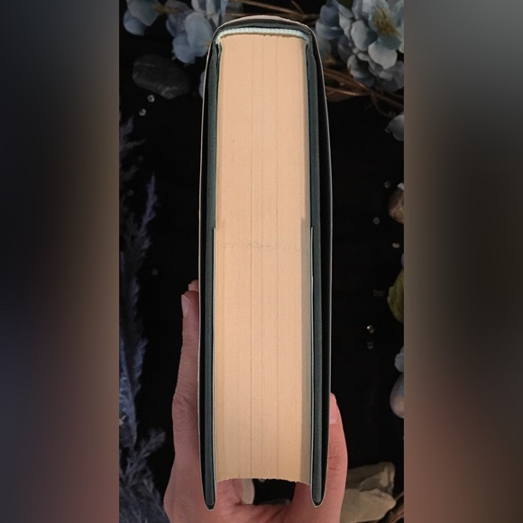 The Fates Divide - Signed First Edition - By Veronica Roth - Hardcover - Picture 4 of 15